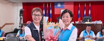 游淑貞鄉長任期畢業前夕 施政報告展成果　 代表會獻花致意  祝福共迎吉安新篇章